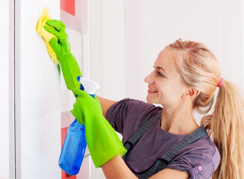 Person using a keyboard to browse the Cleaninghouse website
